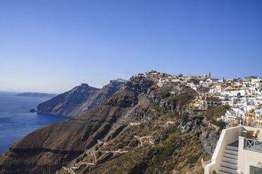 Griechenland, Kykladen, Santorin, Blick auf Thera und Caldera - KRPF000535