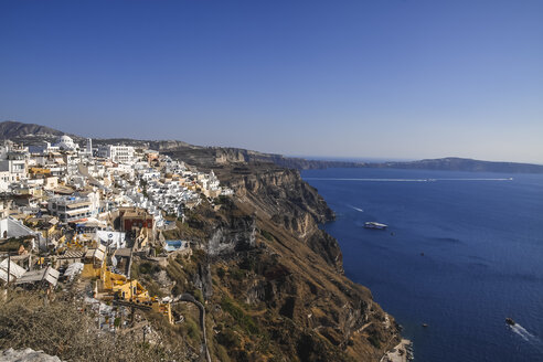 Griechenland, Kykladen, Santorin, Blick auf Thera und Caldera - KRPF000536