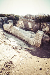 Griechenland, Kykladen, Naxos, Kouros von Apollonas, Naxos-Marmor, unvollendet - KRPF000459