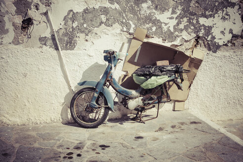 Griechenland, Naxos, altes Moped - KRPF000517
