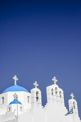 Griechenland, Kykladen, Naxos, Blick auf die Kirche Agios Nikodimos vor blauem Himmel - KRPF000454