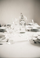 Weiß gedeckter Tisch mit Gläsern und Wasserflaschen - SBDF000888