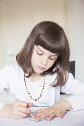 Porträt eines kleinen Mädchens, das mit Wachsmalkreide malt - LVF001225