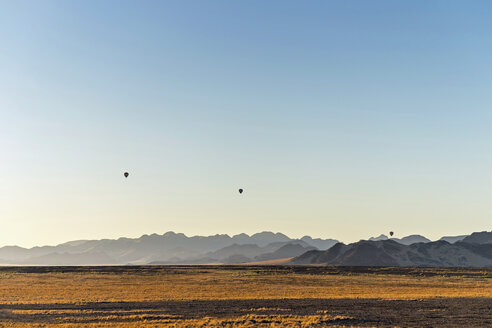 Afrika, Namibia, Sossusvlei, Sonnenaufgang, Drei Luftballons - HLF000477