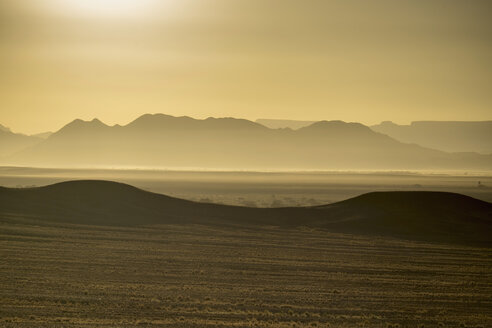 Afrika, Namibia, Sossusvlei, Blick auf Sanddünen bei Sonnenaufgang - HLF000479