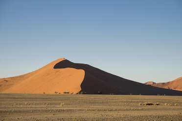 Afrika, Namibia, Sossusvlei, Sanddünen bei Sonnenuntergang - HLF000480