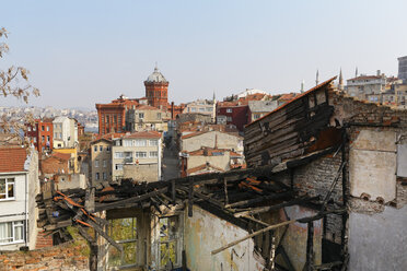 Türkei, Istanbul, Fatih, abgebranntes Haus und griechisch-orthodoxe Hochschule Phanar - SIEF005384
