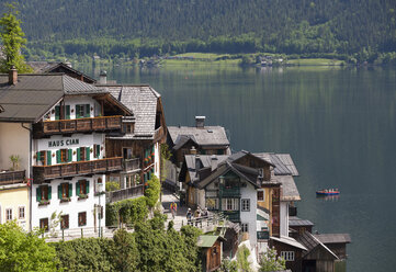 Österreich, Oberösterreich, Salzkammergut, Hallstatt, Häuser und Hallstätter See - WWF003289