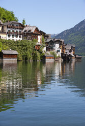 Austria, Upper Austria, Salzkammergut, Hallstatt, View of Lake Hallstaetter See - WWF003264