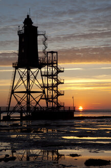 Deutschland, Niedersachsen, Dorum, Leuchtturm Obereversand bei Sonnenuntergang - OLE000017