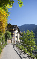 Österreich, Oberösterreich, Salzkammergut, Hallstatt, Promenade - WWF003268