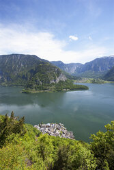 Austria, Upper Austria, Salzkammergut, Hallstatt, Lake Hallstaetter See, View to Obertraun - WWF003292