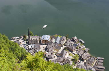 Österreich, Oberösterreich, Salzkammergut, Hallstatt, Blick auf Hallstätter See und Fähre - WWF003293