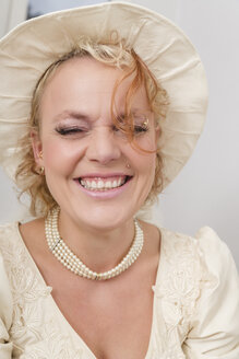 Porträt einer lachenden Braut mit Hut - ECF000618