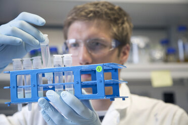 Scientist in a biological lab - SGF000658