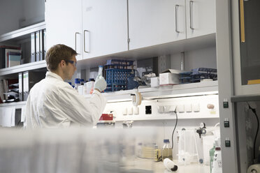 Scientist in a biological lab - SGF000671