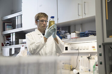 Wissenschaftlerin in einem biologischen Labor, die Flüssigkeiten analysiert - SGF000672