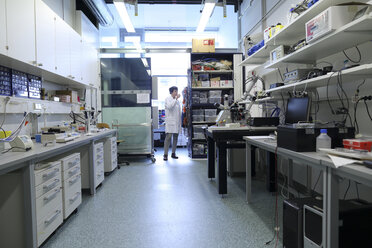 Wissenschaftlerin in einem biologischen Labor - SGF000676