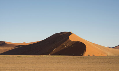 Afrika, Namibia, Sossus Vlei, Blick auf Wüstendüne bei Sonnenuntergang - HLF000502