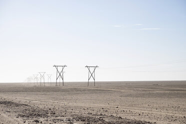 Afrika, Namibia, Namib-Wüste, Strommasten in der Landschaft - HLF000503