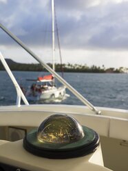 Karibik, Martinique, Sainte-Anne, Kompass auf einer Segelyacht - AM002215