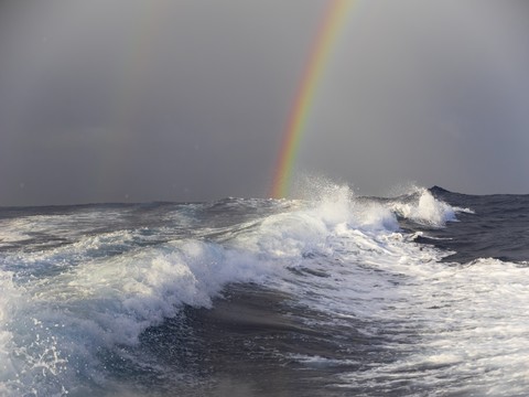 Karibik, Martinique, Wellen und Regen über dem Ozean, lizenzfreies Stockfoto