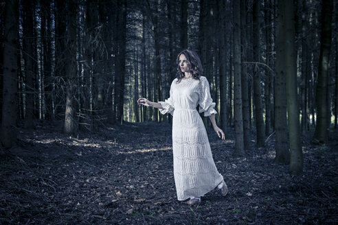 Frau im weißen Kleid in einem Wald - VTF000225