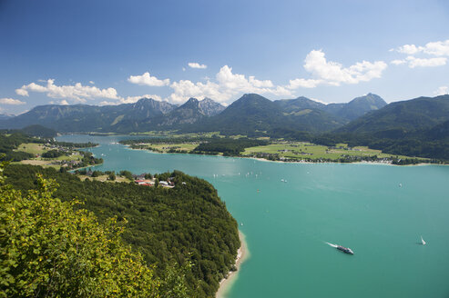 Austria, Salzkammergut, Salzburg State, Lake Wolfgangsee, View to Strobl and Lake Abersee - WWF003274