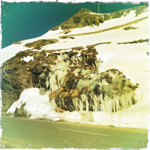 Eis und gefrorenes Kondensat, Poschiavo, Graubünden, Schweiz, lizenzfreies Stockfoto