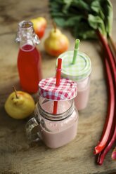 Fresh pear and rhubarb smoothie - HAWF000163