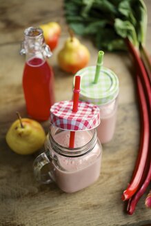 Smoothie aus frischen Birnen und Rhabarber - HAWF000163