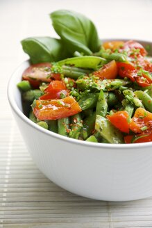 Frühlingssalat mit grünen Bohnen, Zuckererbsenschoten, roter Paprika und Kirschtomaten - HAWF000167