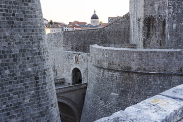 Kroatien, Dubrovnik, Blick auf einen Teil der Stadtmauer - WEF000075