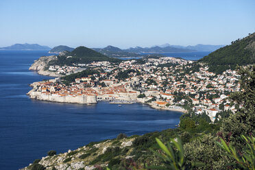 Kroatien, Dubrovnik, Blick von oben auf die Küste mit historischer Altstadt - WEF000080