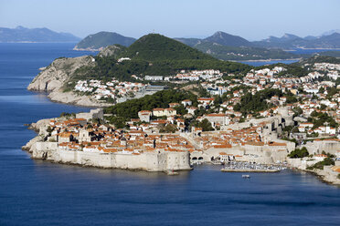 Kroatien, Dubrovnik, Blick von oben auf die Küste mit historischer Altstadt - WEF000081