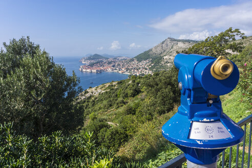 Kroatien, Dubrovnik, blaues münzbetriebenes Fernglas am Aussichtspunkt - WEF000082