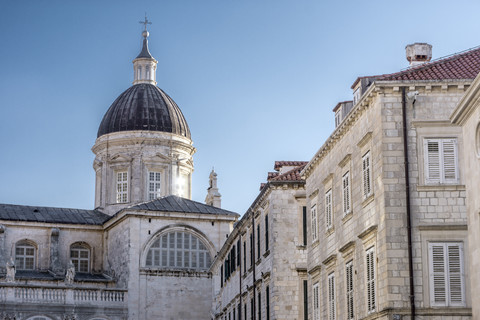 Kroatien, Dubrovnik, Blick auf die Kuppel der Kathedrale in der historischen Altstadt, lizenzfreies Stockfoto