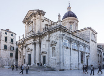 Kroatien, Dubrovnik, Blick auf die Kathedrale in der historischen Altstadt in der Abenddämmerung - WEF000086