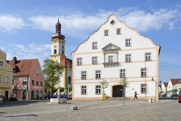 Deutschland, Bayern, Oberbayern, Koesching, Rathaus und Pfarrkirche Maria Himmelfahrt - LB000738