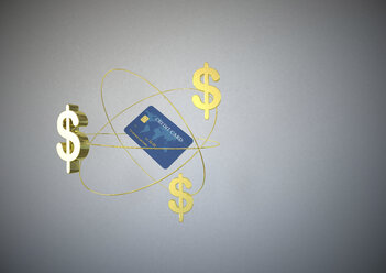 Kreditkarte und drei goldene Dollarzeichen vor grauem Hintergrund, 3D Rendering - ALF000150
