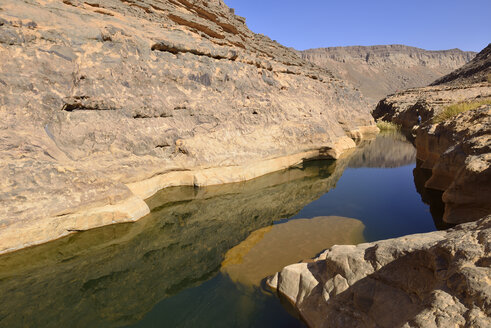 Algerien, Tassili N'Ajjer National Park, Iherir, Wasser in einem Guelta in der Idaran-Schlucht - ES001099