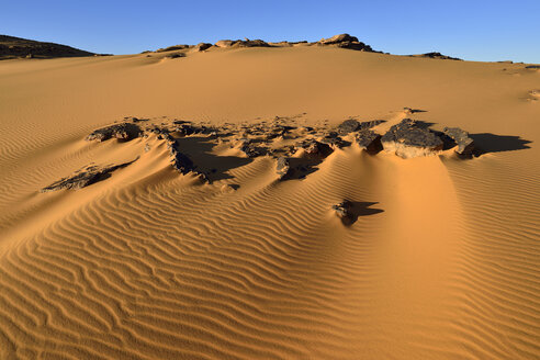 Algeria, Sahara, Tassili n'Ajjer National Park, Tadrart plateau, sanddunes and sandblasted rocks - ES001102