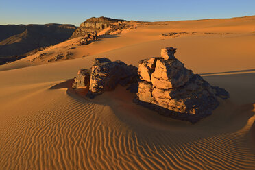 Algerien, Sahara, Tassili n'Ajjer-Nationalpark, Tadrart-Hochebene, Sanddünen und sandgestrahlte Felsen - ES001103