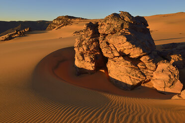 Algerien, Sahara, Tassili n'Ajjer-Nationalpark, Tadrart-Hochebene, Sanddünen und sandgestrahlte Felsen - ES001104