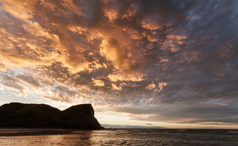 Neuseeland, Sonnenuntergang am Kahurangi Point, lizenzfreies Stockfoto