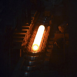 Glühendes Stahlrohr in einem Rohrwalzwerk - SCH000168
