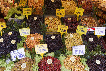 Türkei, Istanbul, Kadikoey, Sortiment von Oliven auf dem Markt - SIEF005413