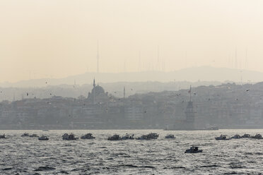 Türkei, Istanbul, Fischerboote auf dem Bosporus bei Uskudar - SIEF005409