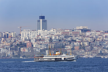 Türkei, Istanbul, Beyoglu und Bosporus von Uskudar aus gesehen - SIE005416