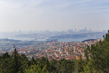 Türkei, Istanbul, Uskudar, Blick vom Bueyuek Camlica über den Bosporus - SIEF005404